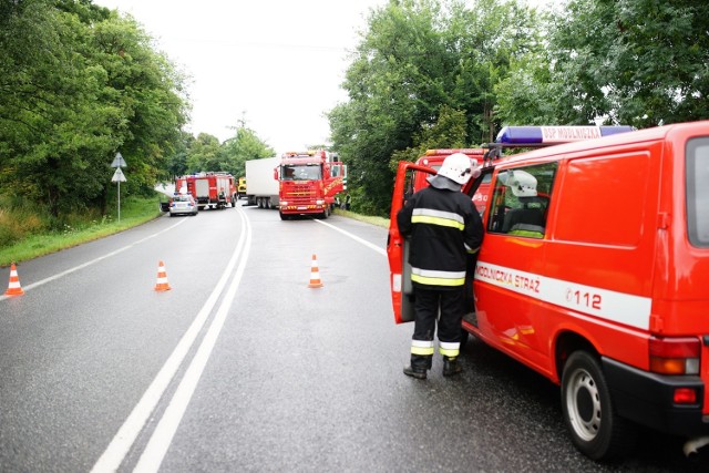 Wypadek na DK 94 w Modlicy. Tir zderzył się czołowo z osobówką. Trzy osoby ranne