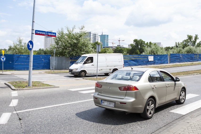 "Pamiętajcie o ogrodach 
Przecież stamtąd przyszliście 
W...