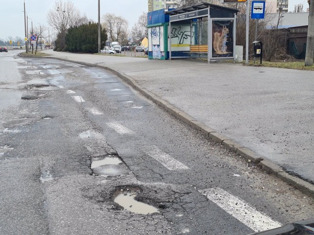 - W naszym mieście zatoczki parkingowe bardzo często znajdują się w bardzo złym stanie technicznym. Posiadają nierówną powierzchnię i bardzo często ogromne dziury w drodze. Dotyczy to zarówno zatoczek asfaltowych, jak i wykonanych z kostki drogowej - podkreśla radny Marcin Wroński