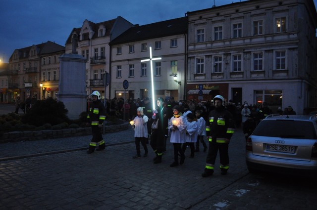 Ulicami prawobrzeżnego Śremu przeszli wierni, modląc się podczas drogi krzyżowej - 12 kwietnia 2019 r.