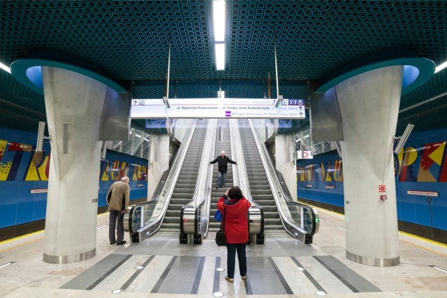 Rekord należy do warszawskiego metra, a konkretnie do stacji Centrum Nauki Kopernik. „Kosmiczna tuba”, jak niektórzy nazywają zjazd na peron, to schody ruchome o długości 36 metrów. Nie mają sobie równych – pod względem długości – w całym kraju.