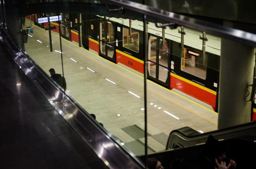 Najniżej pod ziemią znajduje się stacja metra Nowy Świat –...