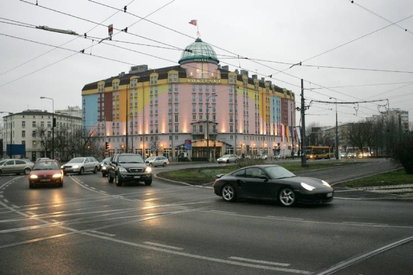Hotel Radisson Blu Sobieski w Warszawie znajduje się przy...