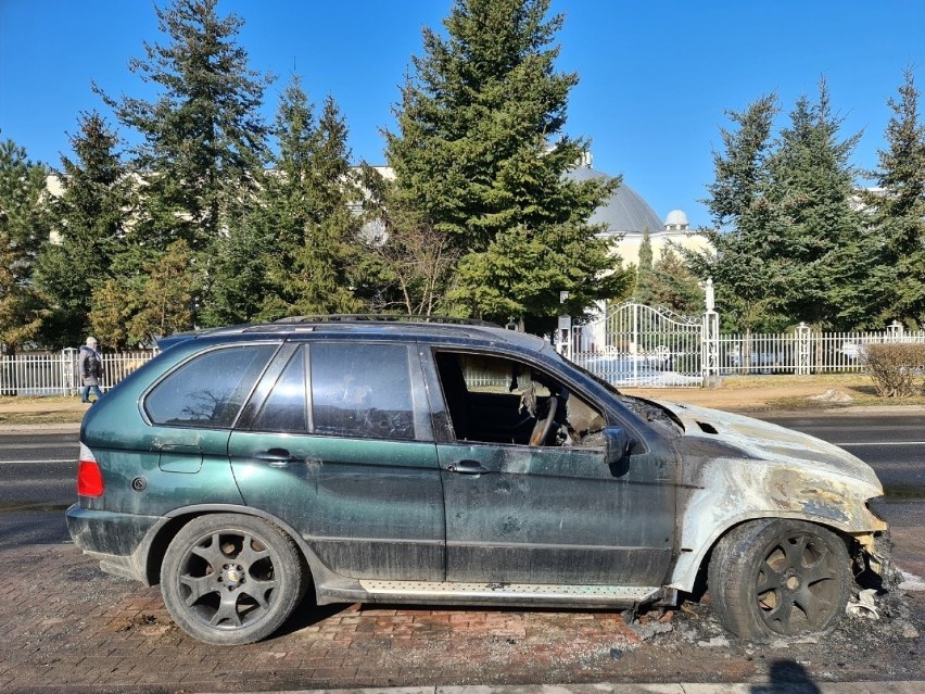 BMW X5 zapaliło się przy ul. Bażyńskich