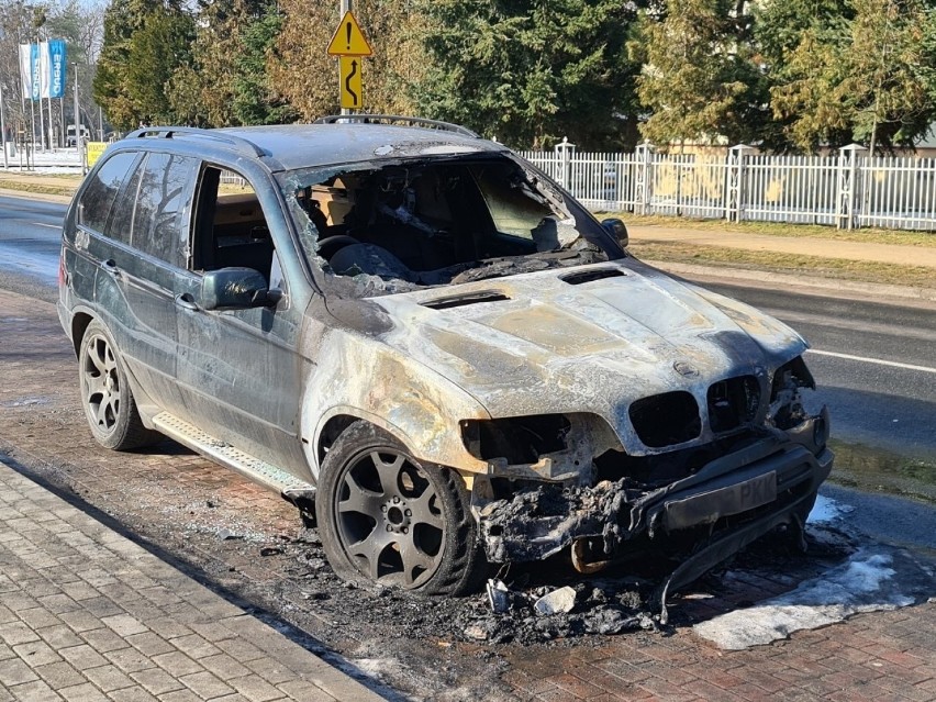BMW X5 zapaliło się przy ul. Bażyńskich