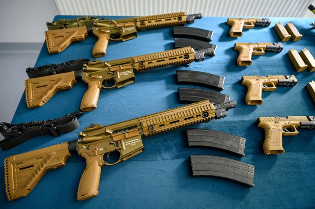 Broń wykorzystywana na strzelnicy jest wiernym odwzorowaniem tej, jaka jest używana na obiektach tradycyjnych, z ostrą amunicją.