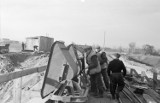 75 lat temu marzli na budowie mostu w Malborku, a w nagrodę dostawali... radioodbiorniki. Na zdjęciach widać życie w mieście i powiecie