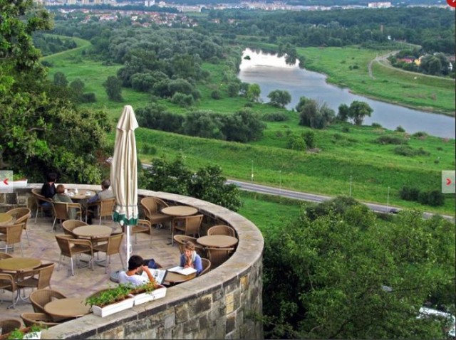 Zamek w Przegorzałach
ul. Jodłowa 13

Restauracja i Kawiarnia U ZIYADA na Zamku w Przegorzałach, to synonim dobrego gustu, smaku i prestiżu. Słynie ona z tradycji eleganckich przyjęć i bankietów organizowanych tu od dwóch dekad. Przestronne i eleganckie wnętrza, wyremontowanych gruntownie 
w 2010 roku sal restauracyjnych, zadawalają najwybredniejsze gusta.
W bogatej ofercie menu obok specjalności polskich i europejskich jest także kilka elementów kuchni kurdyjskiej.

Dodatkową atrakcją - jedyną w Krakowie są widokowe tarasy przynależące do obydwu poziomów, z których Goście podziwiać mogą panoramę Wisły, Tatry czy też Klasztor Ojców Kamedułów na Bielanach.