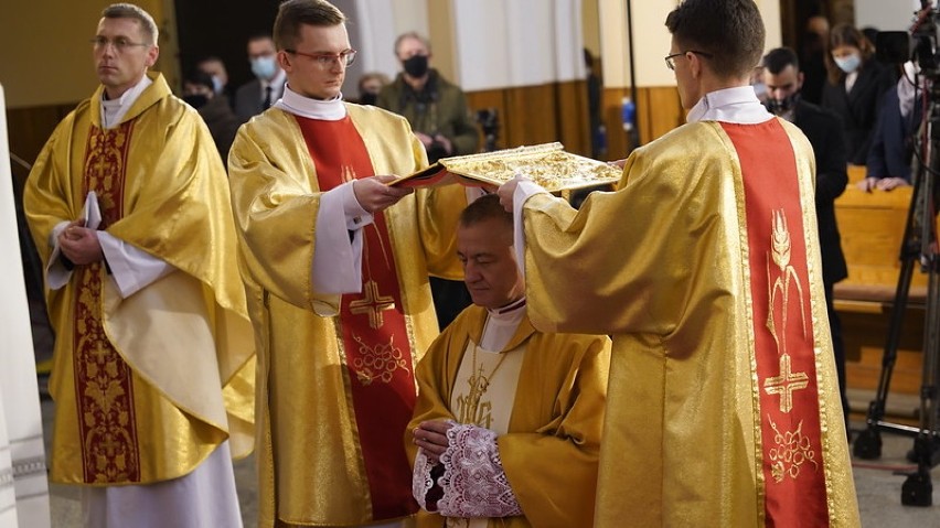Bp Artur Ważny jest czternastym biskupem pomocniczym w...