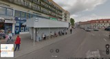 Przysiedli się na przystankach MPK we Włocławku. Przyłapały ich kamery Google Street View [zdjęcia]