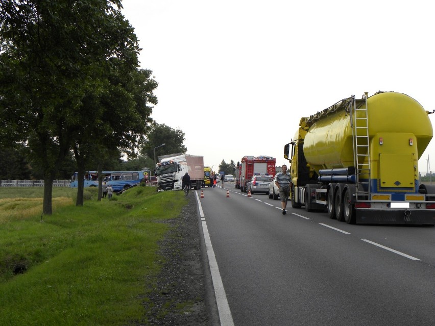 Pod Kaliszem autobus zderzył się z ciężarówką. 10 osób w szpitalu