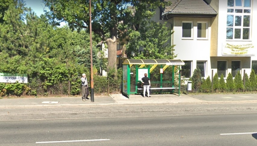 Przystanki autobusowe w Jeleniej Górze i mieszkańcy oczami Google Street View