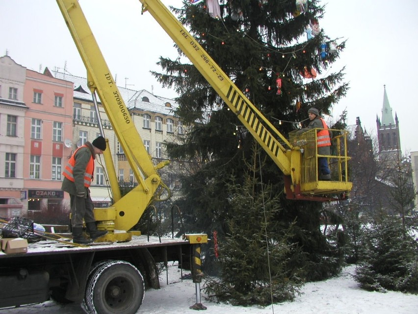 Ustawianie bożonarodzeniowej choinki na placu Kościuszki