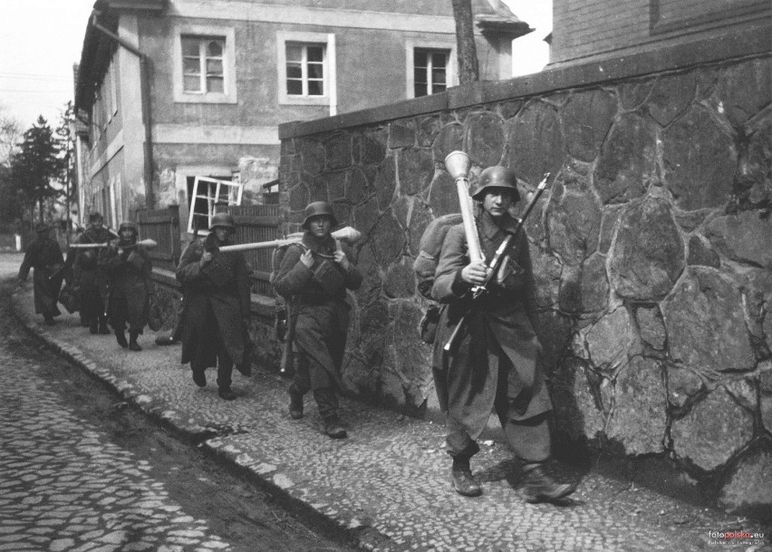 Radzieckie i niemieckie wojska na ulicach Lubania