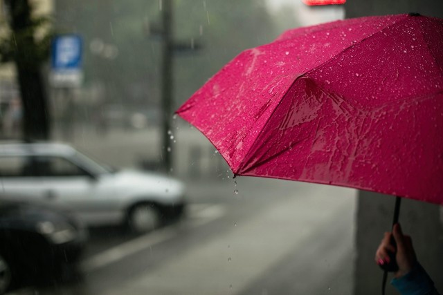 Czy dzisiaj będą występować opady deszczu? Meteorolodzy przewidują, że możliwa jest deszczowa pogoda i lepiej mieć przy sobie parasol.