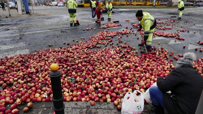 Z REGIONU:  Rolnicy z AGROunii zablokowali pl. Zawiszy w stolicy. Protestujący podpalili słomę i opony, a na jezdni rozsypali jabłka ZDJĘCIA