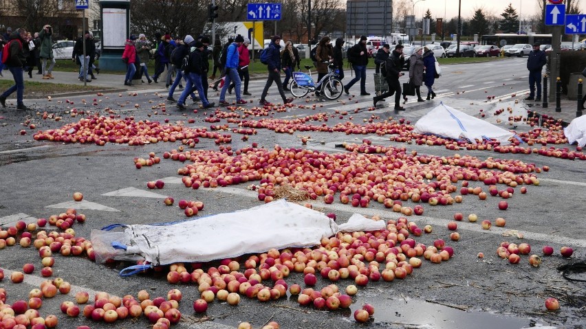 Z REGIONU:  Rolnicy z AGROunii zablokowali pl. Zawiszy w stolicy. Protestujący podpalili słomę i opony, a na jezdni rozsypali jabłka ZDJĘCIA