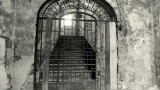 Kompleks zamkowo-pałacowy w Żarach na biało-czarnych zdjęciach. Zobacz nastrojowe kadry zrujnowanych zabytków