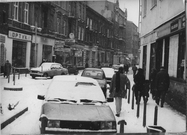 Ulica Targowa w pierwszych latach kapitalizmu. Z jednej strony ulicy renault, z drugiej wartburg