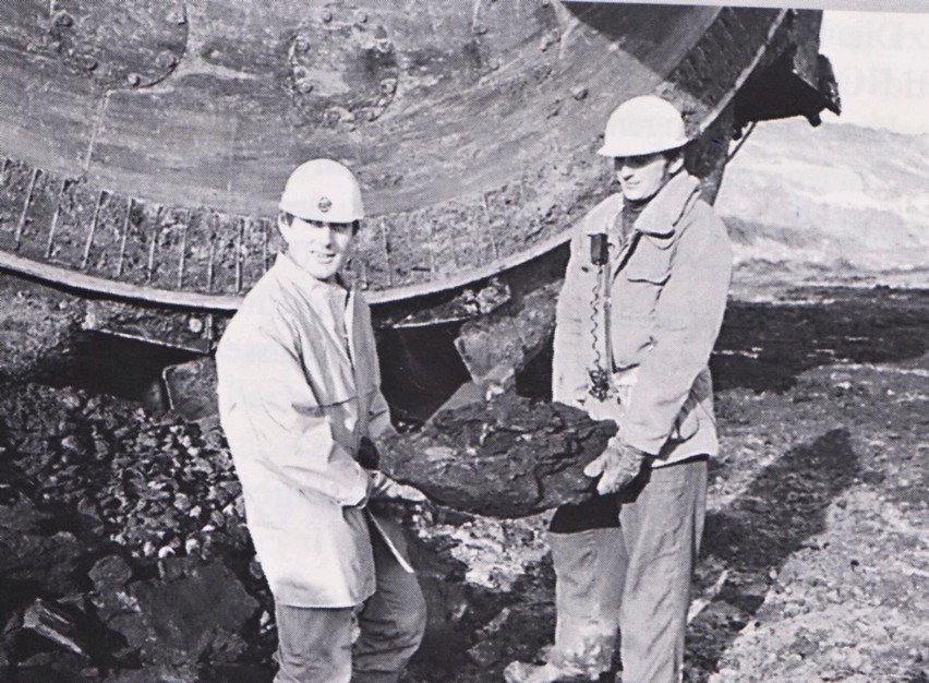 Górnicy z pierwszą bryłą węgla wydobytego z KWB Bełchatów w...