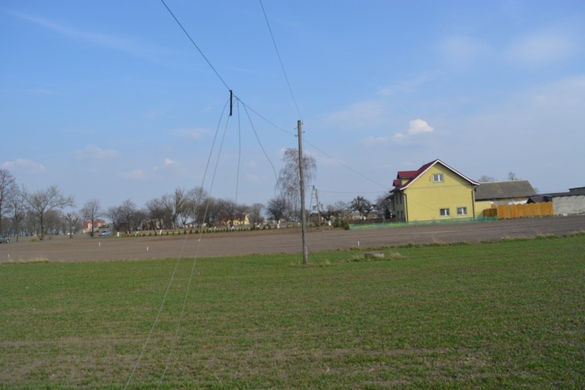 Wypadek na motoparalotni. Podczas awaryjnego lądowania mężczyzna zahaczył o linię energetyczną