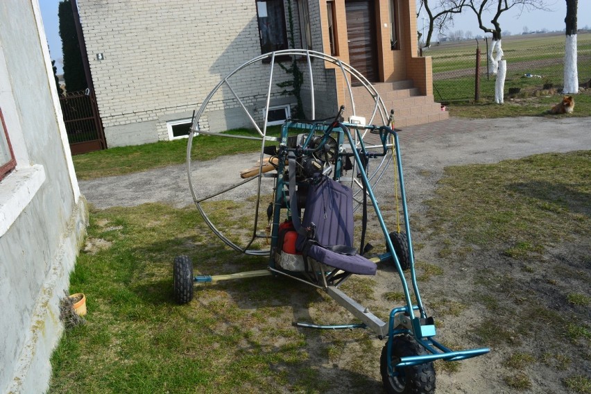 Wypadek na motoparalotni. Podczas awaryjnego lądowania mężczyzna zahaczył o linię energetyczną