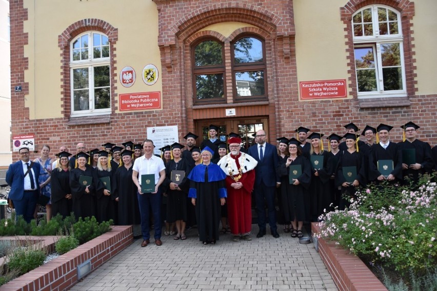 Studenci studiów licencjackich Kaszubsko-Pomorskiej Szkoły Wyższej na kierunku socjologia odebrali dyplomy ukończenia nauki