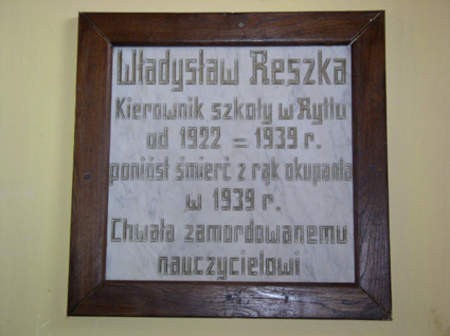 Pamiątkowa tablica w budynku Gimnazjum w Rytlu.