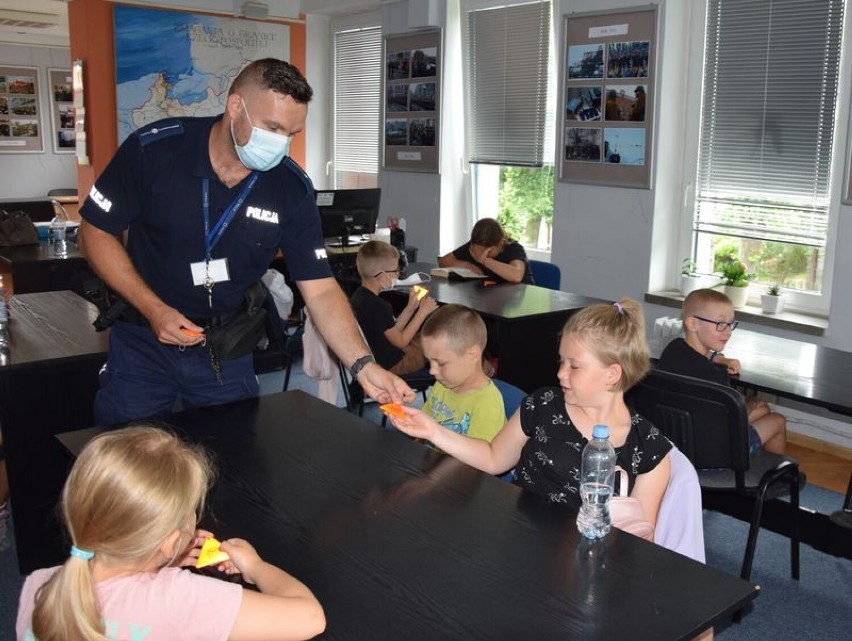 Policjantka zajmująca się profilaktyką społeczną wspólnie z dzielnicowym spotkali się z dziećmi z półkolonii w Publicznej Bibliotece im. Zaślubin Polski z Morzem w Pucku
