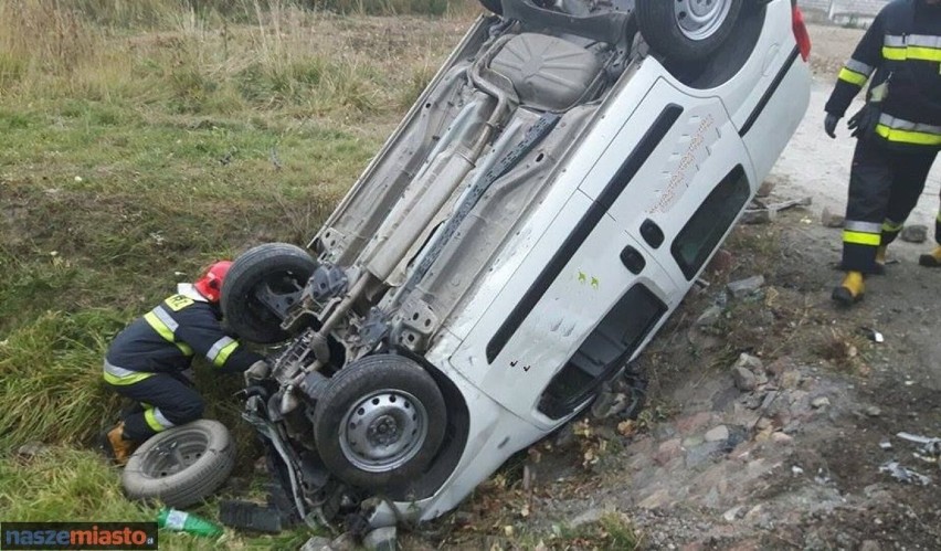 Dachowanie Fiata Fiorino na drodze krajowej nr 91 pod Włocławkiem w m. Siutkówek [zdjęcia, wideo]