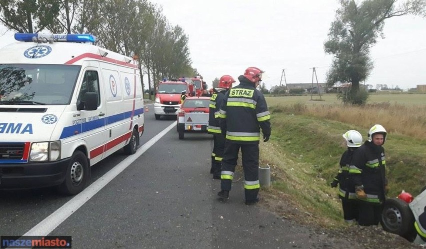 Dachowanie Fiata Fiorino na drodze krajowej nr 91 pod Włocławkiem w m. Siutkówek [zdjęcia, wideo]