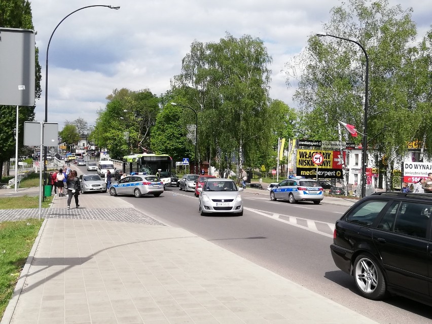 Autobus MZK potrącił pieszą na ul.  św. Antoniego w Tomaszowie. Kobieta zmarła w szpitalu 