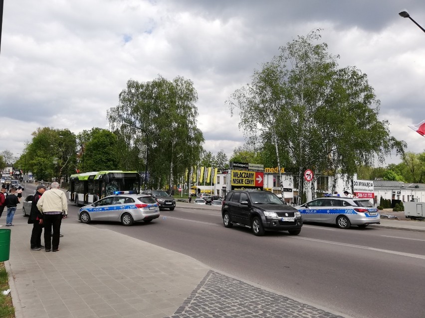 Autobus MZK potrącił pieszą na ul.  św. Antoniego w Tomaszowie. Kobieta zmarła w szpitalu 
