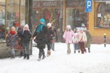 Pamiętacie taką zimę w Jeleniej Górze? Zobaczcie jak kilkanaście lat temu zasypało miasto! [GALERIA]