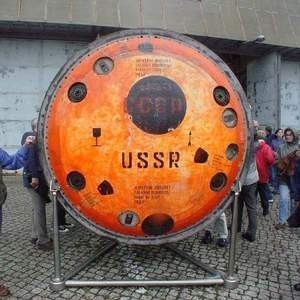 Każdy chciał dotknąć kombinezonu polskiego kosmonauty - gen....