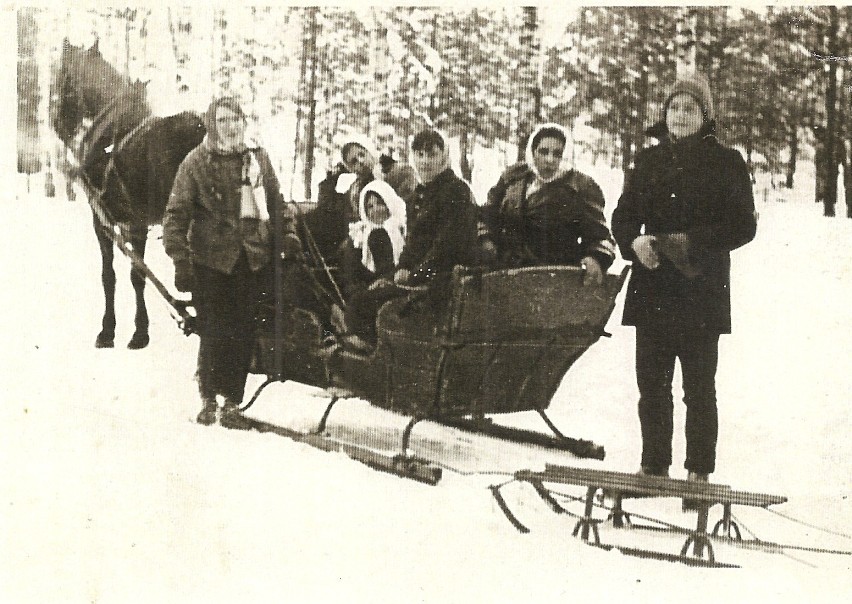 Zima w Tomaszowie Mazowieckim na archiwalnych zdjęciach. Tak wyglądały kuligi i transport saniami [ZDJĘCIA]