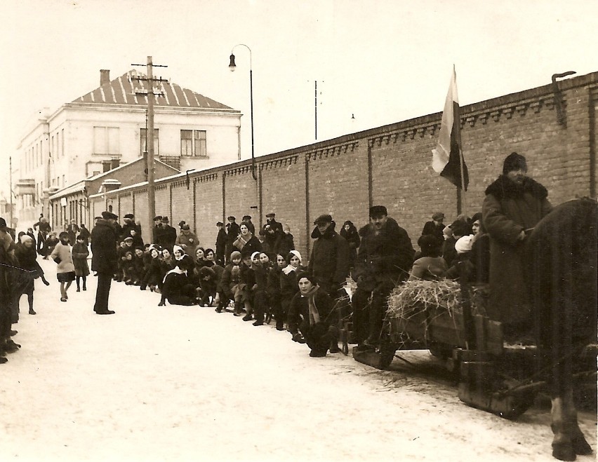Zima w Tomaszowie Mazowieckim na archiwalnych zdjęciach. Tak wyglądały kuligi i transport saniami [ZDJĘCIA]