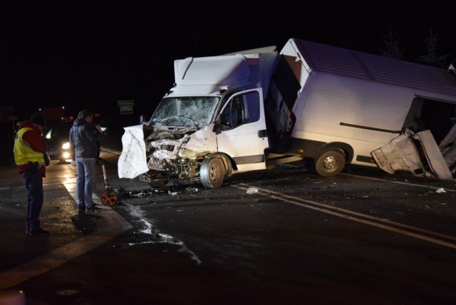 Do groźnego wypadku doszło 11 grudnia przed godz. 17 na skrzyżowaniu ulicy Mszczonowskiej z ulicą Unii Europejskiej. Siedem osób z ciężkimi obrażeniami odwieziono do szpitala w Skierniewicach.