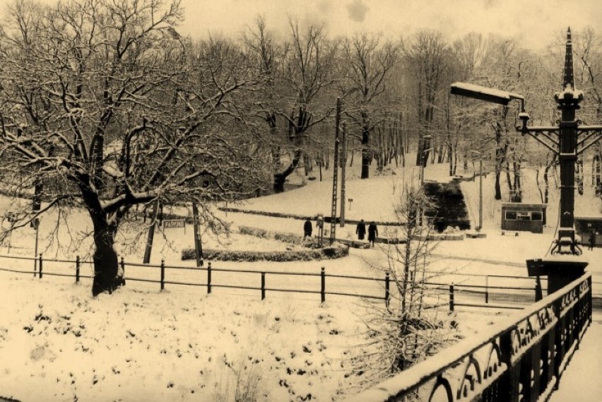 Zimowy widok z zabytkowego mostu.