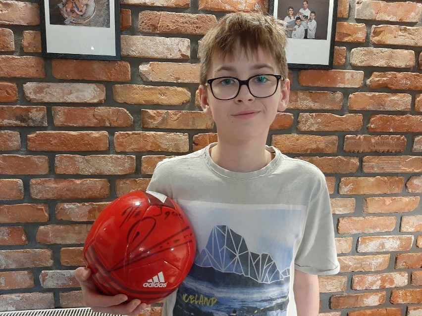 Chłopiec z Chynowa przekazał piłkę z dedykacją Roberta Lewandowskiego na licytację dla Laury