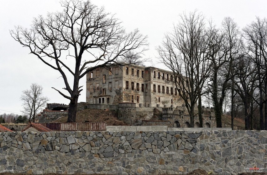 Ruiny pałacu we Włosieniu to ciekawe miejsce na spacer. Choć...