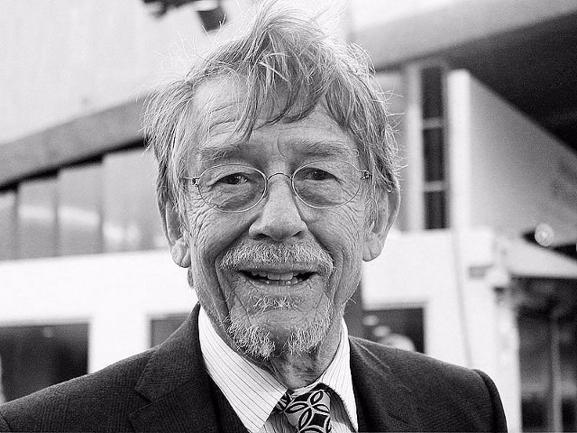 John Hurt - zm 27 stycznia 2017 roku, miał 77 latBrytyjski aktor walczył przez lata z rakiem trzustki. W swojej karierze był dwukrotnie nominowany do Oscara. Czterokrotnie zdobył nagrodę BAFTA. Wystąpił m.in. w takich filmach jak "Midnight Express", "Człowiek słoń”, "V jak Vendetta”, "Szpieg”, czy serii "Harry Potter" gdzie kreował postać wytwórcy różdżek pana Ollivandera. O śmierci poinformował agent gwiazdora.John Hurt urodził się w 1940 roku w Chesterfield. Karierę sceniczną rozpoczął w 1962 r. w Londynie. Debiutował w sztuce "Dzieciobójstwo w domu Freda Gingera". Na dużym ekranie po raz pierwszy pojawił się w epizodycznej roli w melodramacie "Dziki i skłonny" (The Wild and the Willing, 1962). W trakcie swojej długoletniej kariery zagrał w ponad 100 filmach. Na swoim koncie ma również role w "Obcym", "Hellboyu" czy "Tylko kochankowie przeżyją". John Hurt chętnie występował również w serialach telewizyjnych m.in. "Doktor Who" (odcinek specjalny pt. "Dzień Doktora") czy "Przygodach Merlina".Źródło: Associated Press, x-newsSam Hughes [CC BY 2.0 (http://creativecommons.org/licenses/by/2.0)], via Wikimedia Commons