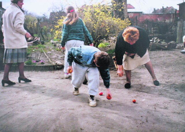Kresowy zwyczaj wielkanocny kaczania jaj. Na zdjęciu rodzina Podlipskich ze Świebodzina.