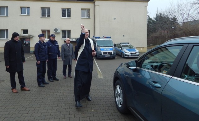 Samochód przed pierwszym patrolem poświęcił kapelan radziejowskich mundurowych, proboszcz ks. Ireneusz Mrowicki