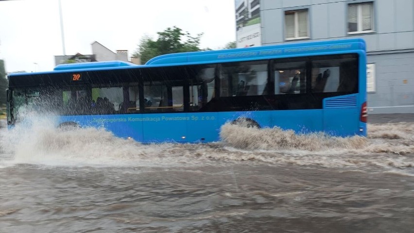 Żywioł zaskoczył zielonogórzan. Ulewa zalewała ulice,...