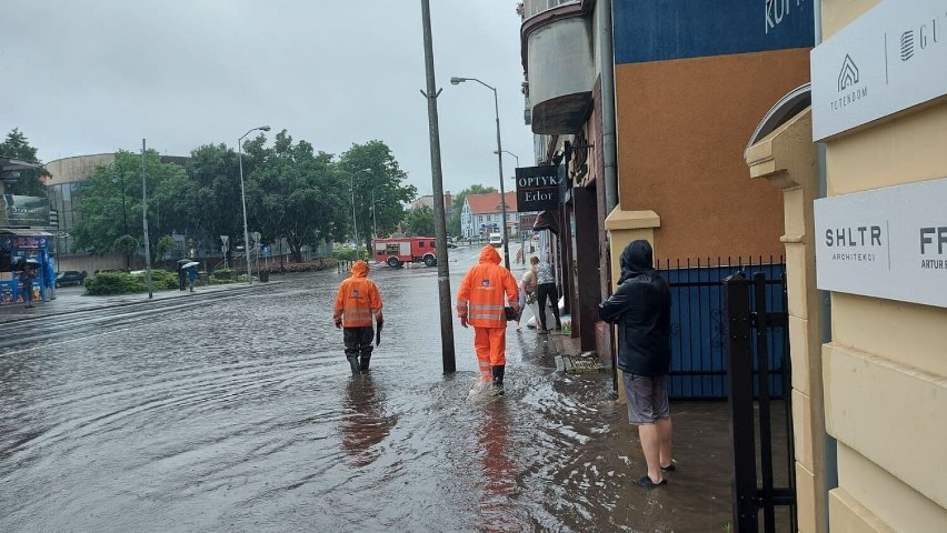 Żywioł zaskoczył zielonogórzan. Ulewa zalewała ulice,...