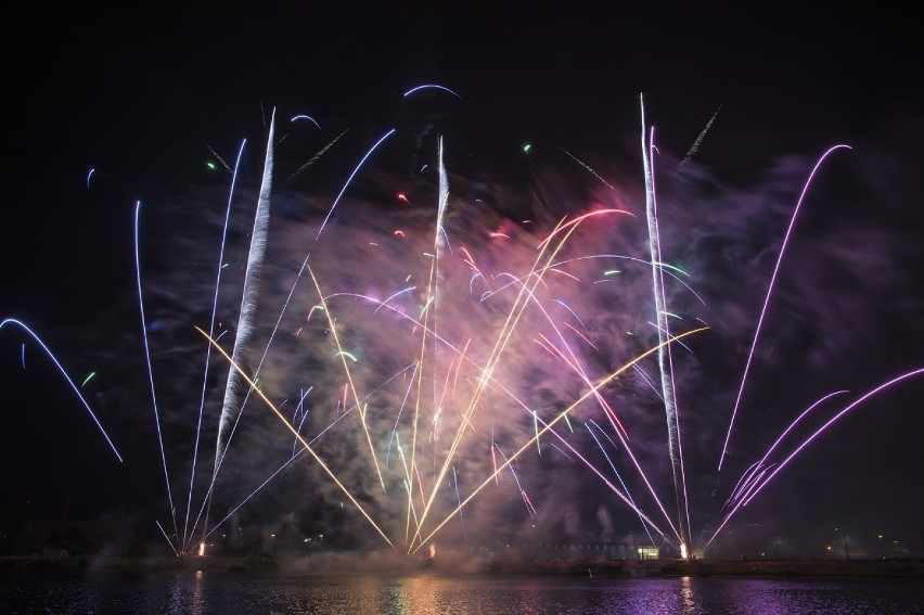 Festiwal Pyromagic 2015: Widowiskowe fajerwerki i tłumy na Wałach Chrobrego [zdjęcia, wideo]