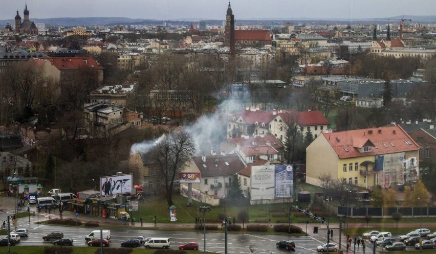 Kraków. Pożar przy rondzie Grzegórzeckim. Ogień wybuchł w pustostanie [ZDJĘCIA, WIDEO]