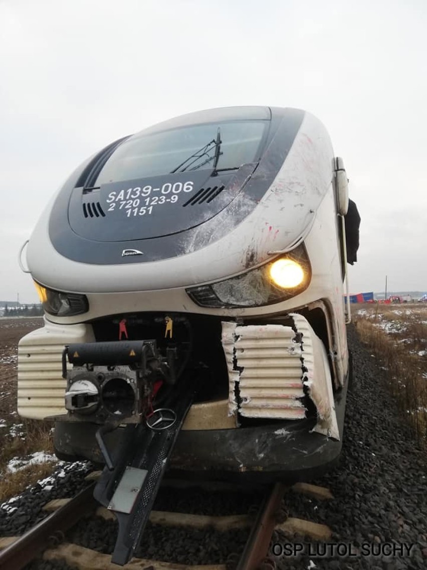 PILNE! Śmiertelny wypadek 20 km od Świebodzina.  Pociąg relacji: Gorzów Wlkp. - Zbąszynek zderzył się z tirem         