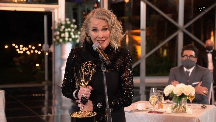 Catherine O'Hara w 2020 roku otrzymała nagrodę Emmy za...